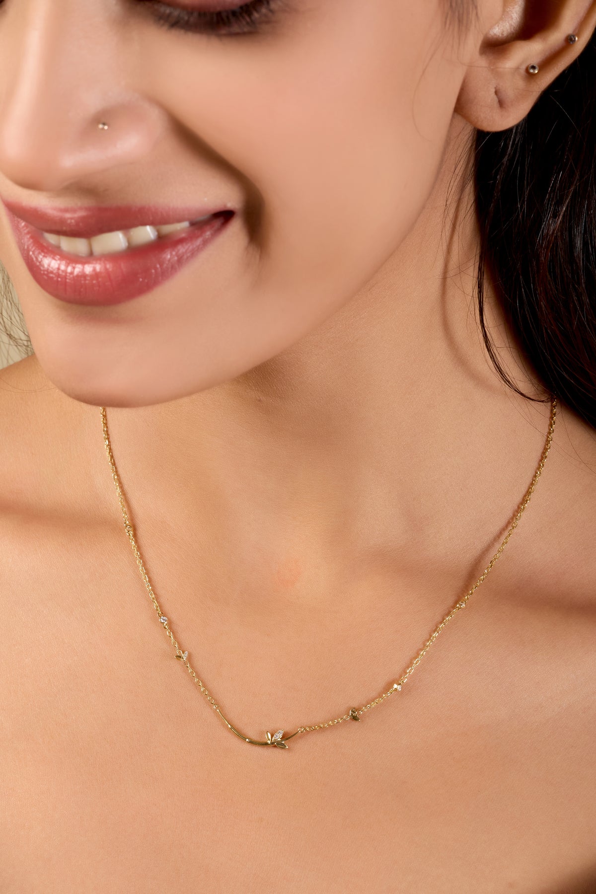 14K Solid Gold Curved Botanical Leaf Bar Moissanite Pendant Necklace